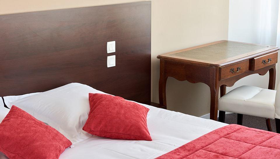 Logis Hotel Le Grand Cerf Ernee Экстерьер фото